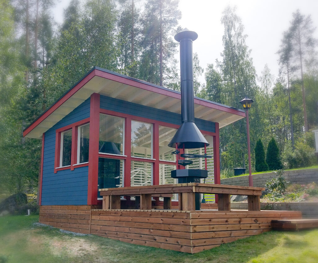 Sininen kesäkeittiö terassilla.